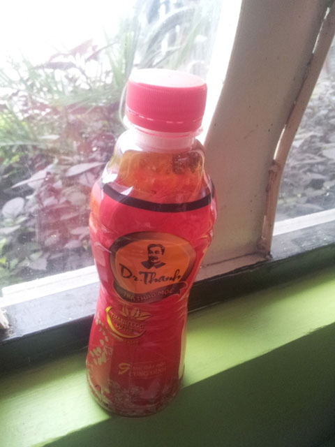 Một[-]người[-]dân[-]ở[-]Hạ[-]Long[-](Quảng[-]Ninh)[-]phát[-]hiện[-]có[-]chất[-]lạ[-]trong[-]chai[-]trà[-]Dr[-]Thanh.[-]Ảnh[-]minh[-]họa.